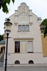 Wohnhaus - Villa, Jugendstilarchitektur mit Schmuckelementen an der Hausfassade, erbaut 1902 - Marktplatz in Oranienbaum.