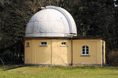 Das Äquatorial auf dem Gelände der Hamburger Sternwarte in Bergedorf.