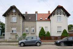 Doppelvilla in Oranienbaum - unterschiedliche Restaurierung, Fassadengestaltung und Vorgartenzaun.