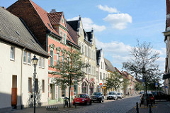 Wohnhäuser / Geschäftshäuser in der Köthener Straße von Aken / Elbe.