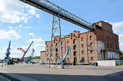 Hafen von Aken / Elbe - Ziegelgebäude, Industriearchitektur.