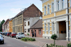 Wohnhäuser mit unterschiedlicher Traufhöhe - Burgstraße von AKEN / Elbe.