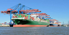 Blick über den Waltershofer Hafen zum Hamburger Container Terminal Burchardkai - drei Frachter liegen unter den Containerbrücken und werden beladen / entladen. Im Vordergrund das Frachtschiff  Thalassa Axia, dahinter die  CMA CGM Aquila.