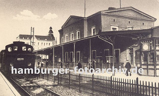 Ende 1846 wurde die Bahnstrecke von Bergedorf nach Berlin verlängert und in diesem Zusammenhang ein neuer Bahnhof errichtet - der alte Bergedorfer Bahnhofsgebäude wurde stillgelegt. Auf dem Bahnsteig des im klassizistischen Architekturstil errich