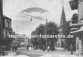 alte Aufnahme vom historischen Bergedorf ca. 1905 - Blick von der Grossen Strasse  (Sachsentor) zur Alten Holstenstrasse - rechts der Kirchturm und der Eingang der St. Petri und Pauli Kirche.