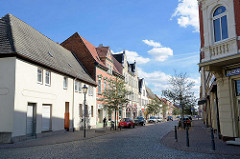 Mehrstöckige Wohnhäuser mit Geschäften - Köthener Straße in Aken (Elbe).