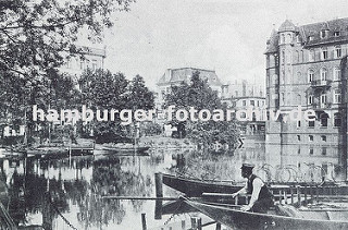 Blick über die aufgestaute Bille - ein Schiffer sitzt in seinem Kahn, dahinter ein Fischerboot mit Reusen an Bord. Am Teichufer am Bergedorfer Markt, Alte Holstenstrasse liegen weitere Schiffe. Rechts ein mehrstöckiges Backsteingebäude der Gründe