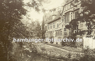 historische Aufnahme vom Schloss in Hamburg-Bergedorf ca. 1890; im Wassergraben spiegeln sich die Bäume - ein schmaler Weg führt um das Schlossgebäude. Die Ursprünge vom Wasserschloss in Bergedorf wurde um 1220 angelegt, der jetzige Bau ab dem 15