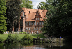 Die Ursprünge vom Bergedorfer Schloss wurde um 1220 angelegt, der jetzige Bau ab dem 15. Jh. entwickelt und seitdem mehrfach verändert. Die Anlage steht seit 1926 unter Denkmalschutz. Ab 1953 beinhaltet das historische Gebäude das Museum für Berg