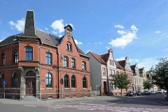 Ziegelarchitektur - Altes Postgebäudegebäude in Aken / Elbe, Wohnhäuser mit Zwerchgiebel.