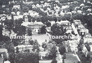 Historische Luftaufnahme vom Bergedorfer Rathaus und dem Rathauspark ca. 1936. Im Vordergrund liegt der Rathauspark mit einer Rasenfläche vor dem Rathausgebäude - hinter dem Rathaus ist die  Vielfalt der Architektur im Bergedorfer Villenviertel z