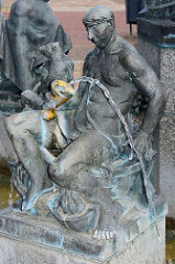 Marktbrunnen am Marktplatz von Aken / Elbe; Darstellung vom Stadtgründer Albrecht der Bär - Sockelumschrift: Wir Albrecht der Bär Markgraf von Brandenburg 1100-1170 gründeten die Stadt Aken nahe des festen Platzes Gloworp.