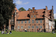 Die Ursprünge vom Bergedorfer Schloss wurde um 1220 angelegt, der jetzige Bau ab dem 15. Jh. entwickelt und seitdem mehrfach verändert. Die Anlage steht seit 1926 unter Denkmalschutz. Ab 1953 beinhaltet das historische Gebäude das Museum für Berg