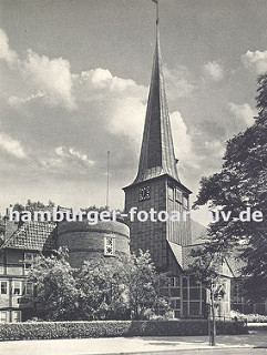 altes Foto ca. 1936  von der Bergedorfer Kantorei und der St. Petri und Pauli Kirche. In dem Fachwerkgebäude, dem früheren Organistenhaus, wurde 1699 der Rokoko Komponist Johann Adolph Hasse geboren. Der runde Klinkerturm ist erst 1836 errichtet.