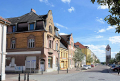 Bürgerhäuser an der Köthener Straße in Aken / Elbe, im Hintergrund der historische Köthener Torturm.