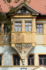 Historisches Gebäude - Erker mit floralen Elementen und biblischen Szenen verziert - Breiter Weg in Eisleben / Neustadt.