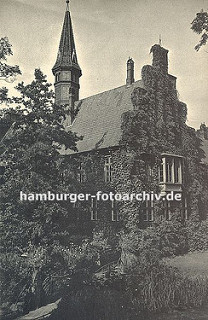 historische Fotografie vom Bergedorfer Schloss ca. 1936 - die Fassade des Gebäudes ist mit Efeu bewachsen - eine schmale Brücke führt über den Schlossgraben. Die Ursprünge des Wasserschlosses in Bergedorf wurde um 1220 angelegt, der jetzige Bau a