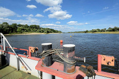 Blick von der Gierfähre bei Aken auf die Elbe; Tonnen sichern den Verlauf vom Gierseil im Fluß.