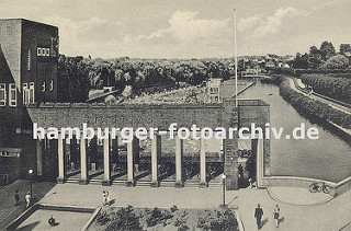 alte Fotografie vom Bergedorfer Stadtbad ca. 1930; das Freibad liegt direkt an der Bille. Im Hintergrund sind die Schwimmbecken zu erkennen, dicht gedrängt liegen und sitzen die Badegäste bei sonnigem Wetter in der Badanstalt am Wasser. Im Vorder