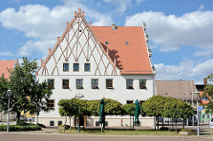 Rathaus von Aken - erbaut um 1490, erweitert 1609 / 1907. Putzbau mit Zwerchgiebeln - gekreuzte Schmuckbänder aus Backstein.