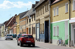 Wohnhäuser mit unterschiedlicher Traufhöhe - Burgstraße von AKEN / Elbe.