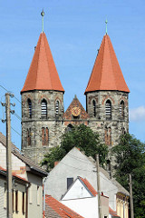 St. Nikolaikirche in Aken / Elbe - ursprünglich als Kapelle 1265 erwähnt, ab 1270 Stiftskirche - durch Hochwasser 1316 zerstört - 1335 mit Doppelturmanlage neu errichtet.