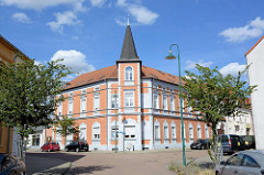 Eckgebäude, Gründerzeit-Wohnblock mit Risalit / Turm in der Bahnhofstraße / Weber Straße von Aken (Elbe)