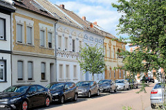 Einstöckige Gründerzeit-Mietshäuser - Fliesendekor, parkende Autos; Aken (Elbe).