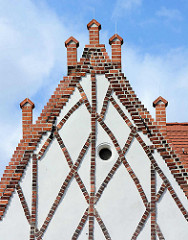 Rathaus von Aken - erbaut um 1490, erweitert 1609 / 1907. Putzbau mit Zwerchgiebeln - gekreuzte Schmuckbänder aus Backstein.