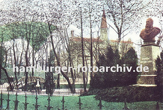 historische Aufnahme aus Bergedorf ca. 1900; rechts die Büste von Kaiser Wilhelm I. auf einem Marmorsockel und im Hintergrund das Bergedorfer Schloss mit dem spitzen Schlossturm. Eine Brücke mit hölzernem Geländer führt über den Schlossgraben.