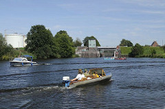 Sportboote fahren auf der Dove-Elbe - Kanus am Anleger der Krapphofschleuse; das Schleusentor ist geöffnet. Die Krapphofschleuse sollte von Kanufahrern nicht genutzt werden, da rechts neben der Schleuse eine Bootsschleppe vorhanden ist.