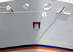 Bug mit Hamburg Wappen - Kreuzfahrtschiff Europa im Hamburger Hafen.