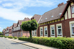 Wohnhäuser im Beamtenviertel von Brunsbüttel. Um das Brunsbütteler Beamtenviertel handelt es sich um eine nach der Gartenstadt-Idee angelegte Siedlung für Kanal- Beamte und – Lotsen, die im Zusammenhang mit der Kanalerweiterung und Anlage der beiden