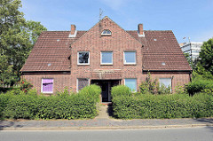 Doppelhaus mit Giebel und Dachfenster - Architektur in Brunsbüttel, Kreis Dithmarschen.