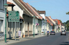 Wohnhäuser - Hinweisschilder für Touristen in Wörlitz.