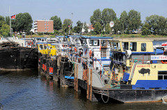 Schubschiffe im Peutehafen - Hamburg Veddel.