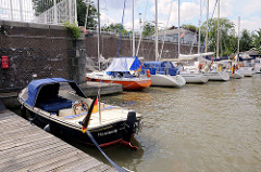 Sportboothafen / Yachthafen Brunsbütte - hinter der Schleuse im Nord-Ostsee-Kanal; Motorboote und Segelboote am Steg.