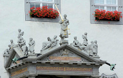 Eingang - Portal mit Figurenschmuck; Rathaus Lutherstadt Wittenberg - Justitia mit Schwert und Waage.