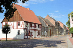 Einstöckige Wohnhäuser mit Satteldach, teilweise Fachwerkfassade - Kirchgasse in Wörlitz.