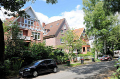 Wohnhäuser / Villen mit Satteldach; Fachwerk im Giebel - Architektur in Hamburg Groß Borstel.