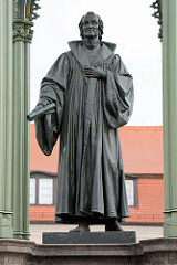 Bronzestandbild für Philipp  Melanchthon auf dem Marktplatz der Lutherstadt Wittenberg.