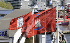 Hamburg Flagge / Fahne vom Hamburger Hafen -  Hafenflagge / Admiralitätsflagge an der Überseebrücke.