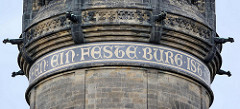 Inschrift am Kirchturm der Schlosskirche der Lutherstadt Wittenberg - Ein feste Burg ist unser Gott.