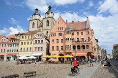 Historische Wohn- und Geschäftshäuser am Marktplatz der Lutherstadt Wittenberg - Kirchtürme der Stadt- und Pfarrkirche St. Marien.