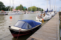 Sportboothafen / Yachthafen Brunsbüttel - hinter der Schleuse im Nord-Ostsee-Kanal; Motorboote und Segelboote am Steg.