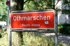 Rotes Stadtteilschild mit weißer Schrift, Othmarschen - Bezirk Altona.