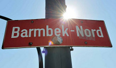 Stadtteilschild - rot mit weisser Schrift, Barmbek Nord am Laternenmast.
