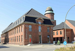 Gebäude vom ehem. Allgemeinen Krankenhaus Barmbek - jetzt Ärztehaus, dahinter der alte Wasserturm - jetzt Fitness Center.