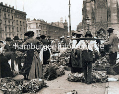 Gemüseverkauf auf dem Hopfenmarkt an der Hamburger Nikolaikirche; Frauen in Vierländer Tracht, Mann mit Trageholz.
