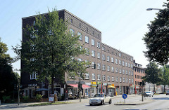 Backsteinarchitektur in Hamburg Barmbek Nord - Wohnhaus mit Geschäften an der Fuhlsbüttler Straße Ecke Ellingersweg.